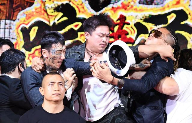 小僧、ガキ！」朝倉未来の格闘技大会 前日会見で乱闘続出 瓜田純士