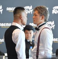 　『ＡＢＥＭＡスペシャルマッチ』ｂｙ「３１５０ＦＩＧＨＴ」で対戦することになり、にらみ合う皇治（右）とヒロキング。（中央）は主催の亀田興毅氏（撮影・伊藤笙子）