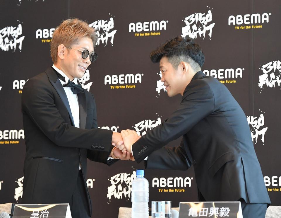 　『ＡＢＥＭＡスペシャルマッチ』ｂｙ「３１５０ＦＩＧＨＴ」に参戦することとなり、主催者の亀田興毅氏（右）と握手を交わす皇治（撮影・伊藤笙子）