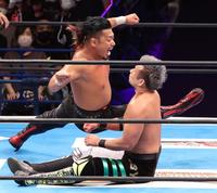 　ＹＯＳＨＩ－ＨＡＳＨＩ（右）にスライディング・ラリアットを見舞う鷹木信悟