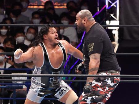 　バッドラック・ファレ（右）にラリアットを見舞うジェフ・コブ