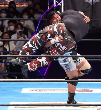 　バッドラック・ファレ（右）を豪快に投げつかるジェフ・コブ