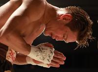 　能嶋宏弥に敗れ、両手を合わせて客席に頭を下げる野中悠樹