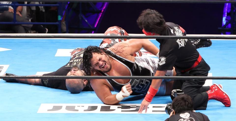 　バッドラック・ファレ（左）を下し巨漢対決を制したジェフ・コブ