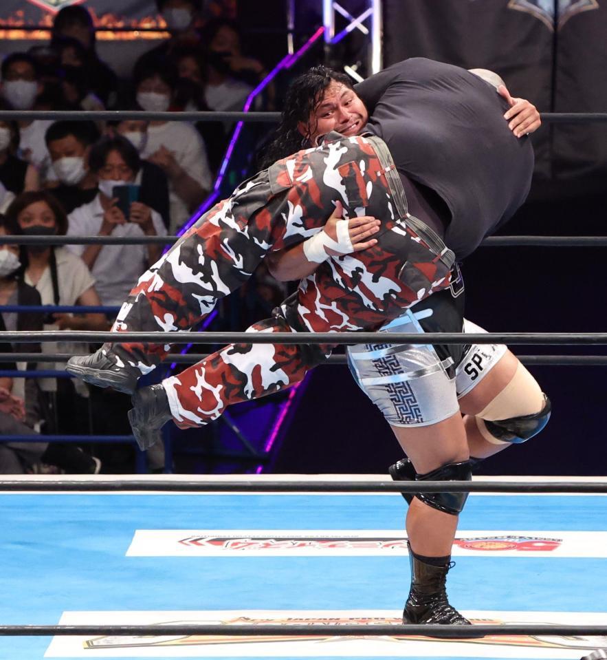 　バッドラック・ファレ（右）を豪快に投げつかるジェフ・コブ