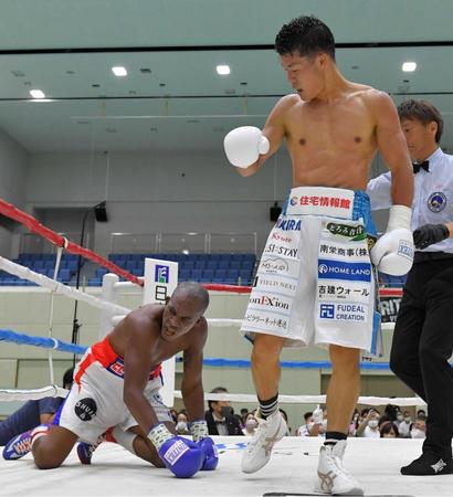 　４回、ウィリアム・エンカーナシオン（左）からダウンを奪いＫＯ勝ちした亀田和毅（撮影・吉澤敬太）