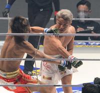 　覇留樹（左）にパンチを見舞うＹＵＳＨＩ