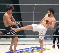 山本空良（左）にキックを見舞うヴガール・ケラモフ