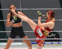 ラーラ・フォントーラ（左）にキックを見舞う伊澤星花