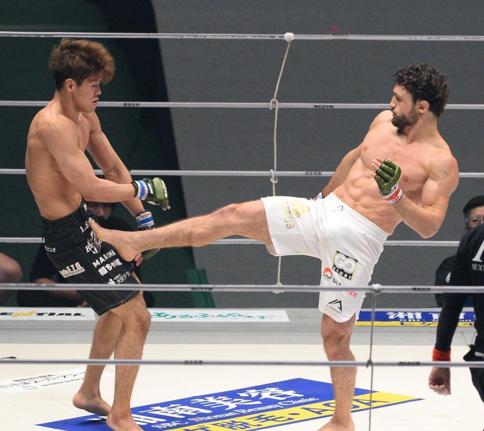 山本空良（左）にキックを見舞うヴガール・ケラモフ