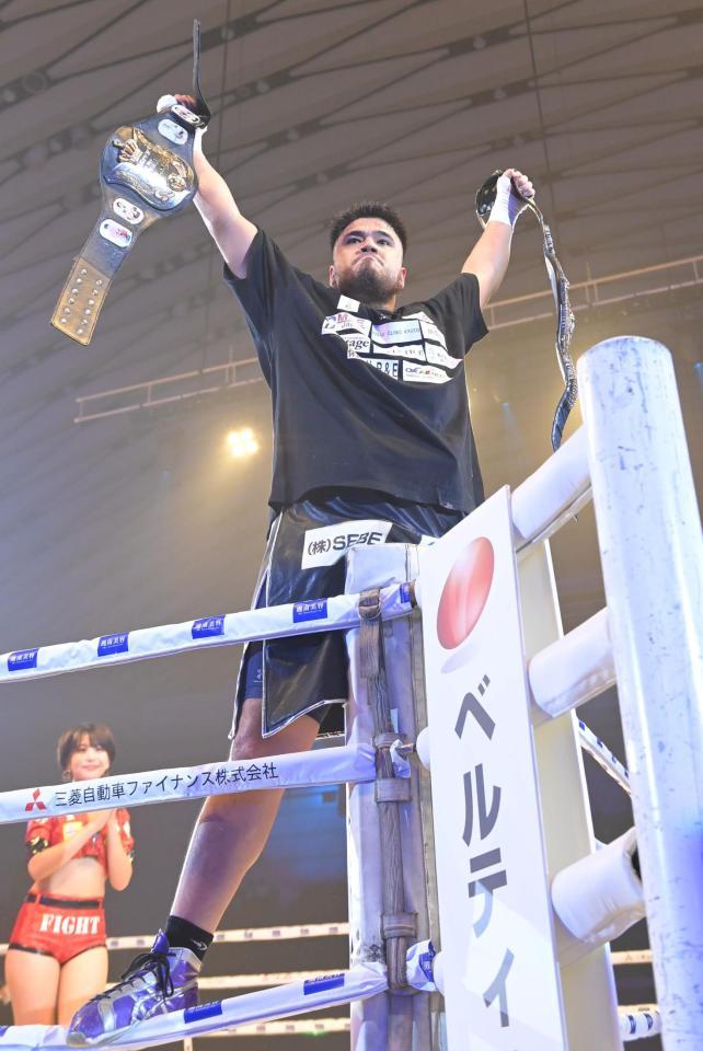 　ベルトを手にコーナーに上がって気勢を上げる但馬ブランドンミツロ（撮影・高部洋祐）