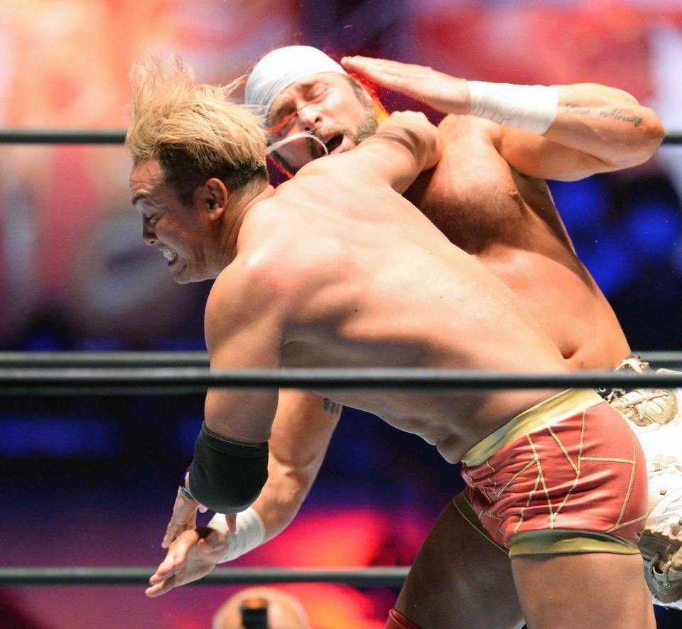 ランス・アーチャー（奥）にレインメーカーを見舞うオカダ・カズチカ