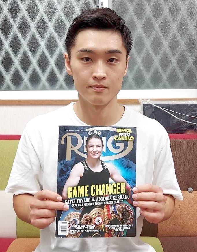 　自身が特集された「ザ・リング」を手にする西田凌佑