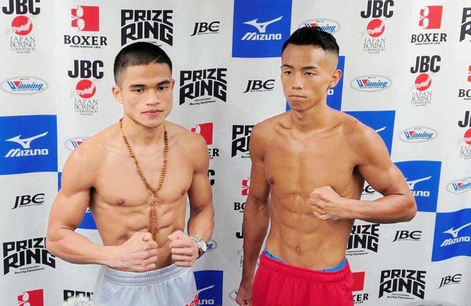 　計量をパスした武居由樹（右）とペテ・アポリナル＝東京都文京区の後楽園ホール