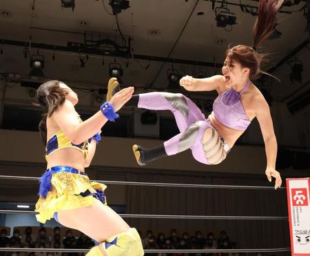 　羽南（左）にドロップキックを見舞う葉月