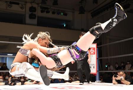 　スターライト・キッド（右）にファルコンアローを決めるジュリア