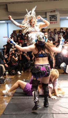 　場外でスターライト・キッドにキックを決めるジュリア