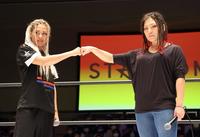 　ジュリア（左）とグータッチをする山下りな＝後楽園ホール