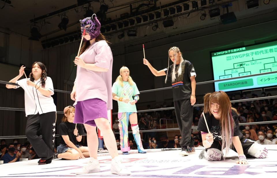 　ＩＷＧＰ女子初代王者の抽選会をするスターダムの選手＝後楽園ホール