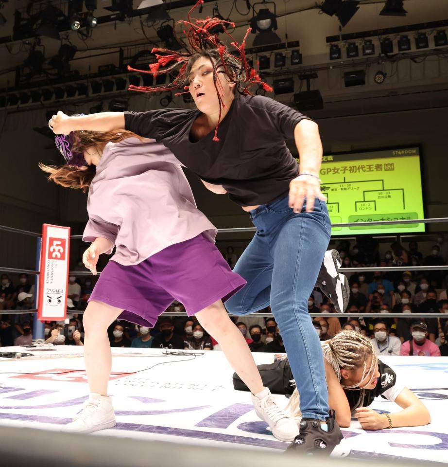 　ジュリア（右下）を救出に現れた山下りな（中）＝後楽園ホール