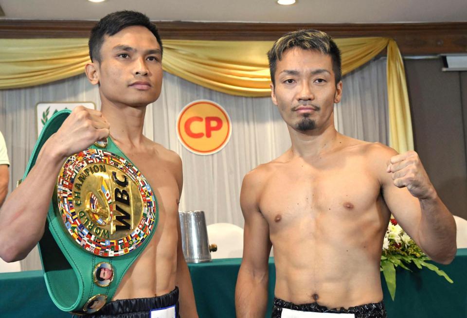 　前日計量を終え、ＷＢＣミニマム級王者のパンヤ・プラダブシー（左）とポーズをとる挑戦者の田中教仁（共同）