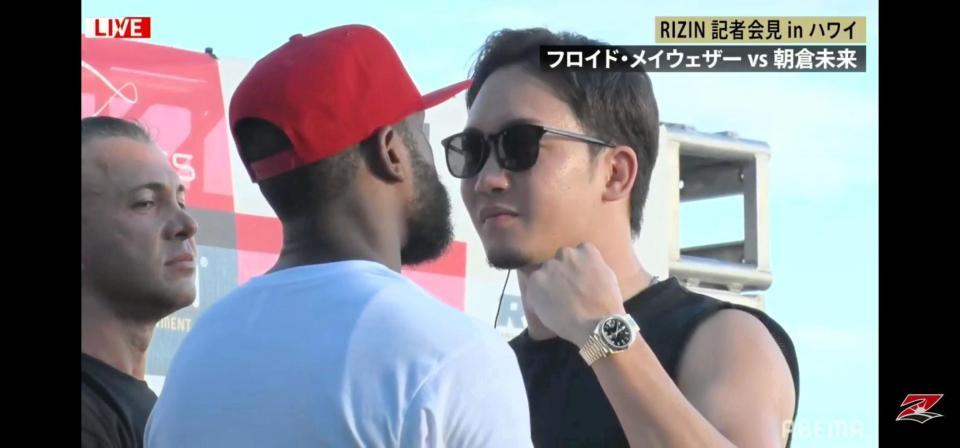 　会見後ににらみ合う朝倉未来（右）とメイウェザー（中央）様子を見守る付き人（左）＝ＲＩＺＩＮ　ＦＦ