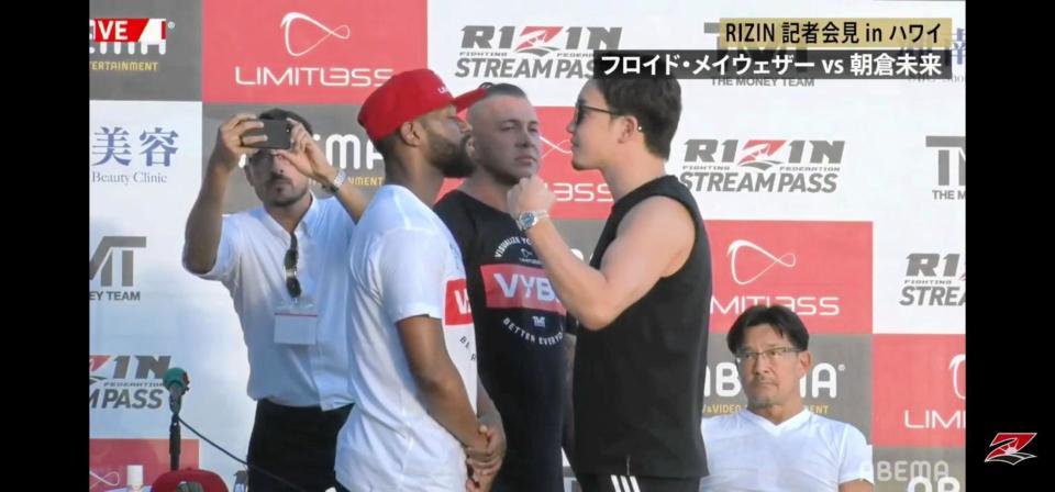 　会見後ににらみ合う朝倉未来とメイウェザーの間で様子を見守る付き人＝ＲＩＺＩＮ　ＦＦ