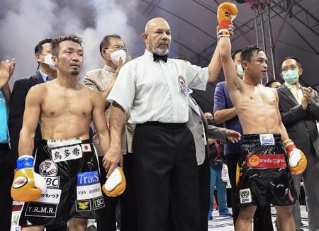 　パンヤ・プラダブシー（右）に判定で敗れた田中教仁（共同）