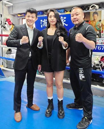 　会長退任を発表した亀田興毅氏（左）。中央は２度目の防衛戦を行う千本瑞規と小口忠寬トレーナー