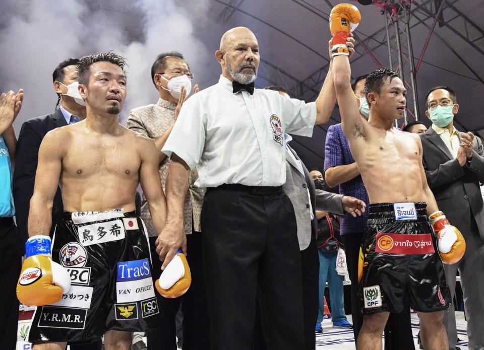 　パンヤ・プラダブシー（右）に判定で敗れた田中教仁（共同）