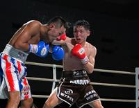 　世界ボクシング機構（ＷＢＯ）アジア・パシフィック・フライ級王座決定戦　８回、パンチを浴びせる加納陸（右）＝撮影・秋山亮太