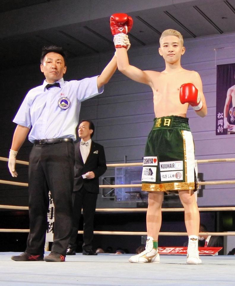尾崎優日がデビュー戦で1回KO勝利 2度のダウン奪う/ファイト