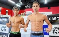 　計量をクリアしてポーズを決める奈良井翼（左）と坂晃典