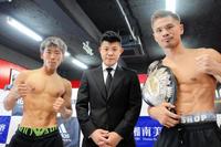 　計量をクリアしてポーズを決める奈良井翼（左）と坂晃典（右）。中央はプロモーターの亀田興毅ファウンダー