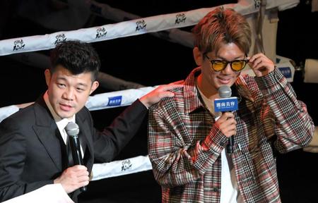 　亀田興毅氏と会場を盛り上げる皇治（右）＝撮影・北村雅宏