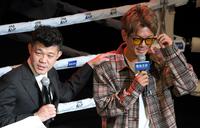 　亀田興毅氏と会場を盛り上げる皇治（右）＝撮影・北村雅宏