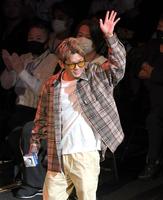 　会場に姿を現した皇治（撮影・北村雅宏）