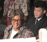 　福重浩輝対ベジータ石川戦を解説する皇治（左）＝撮影・北村雅宏