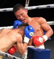 　４回、ベジータ石川を攻める福重浩輝（右）＝撮影・北村雅宏