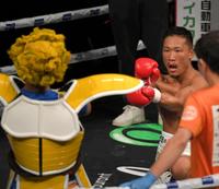　対戦前からベジータ石川を攻める福重浩輝（右）＝撮影・北村雅宏