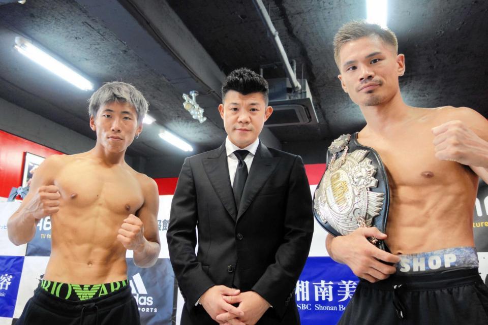 　計量をクリアしてポーズを決める奈良井翼（左）と坂晃典。中央はプロモーターの亀田興毅ファウンダー