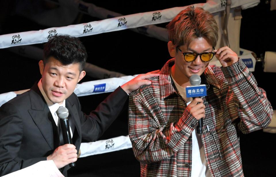 　亀田興毅氏と会場を盛り上げる皇治（右）＝撮影・北村雅宏