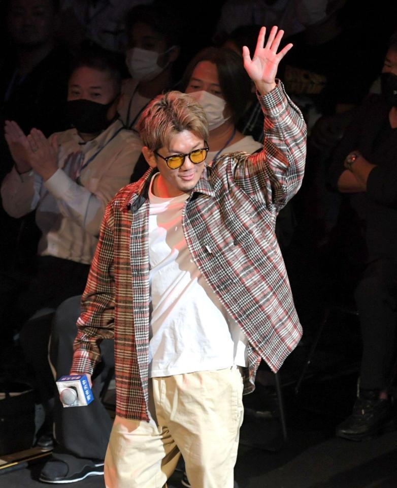 　会場に姿を現した皇治（撮影・北村雅宏）