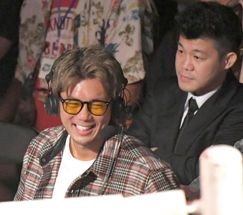 　福重浩輝対ベジータ石川戦を解説する皇治（左）＝撮影・北村雅宏