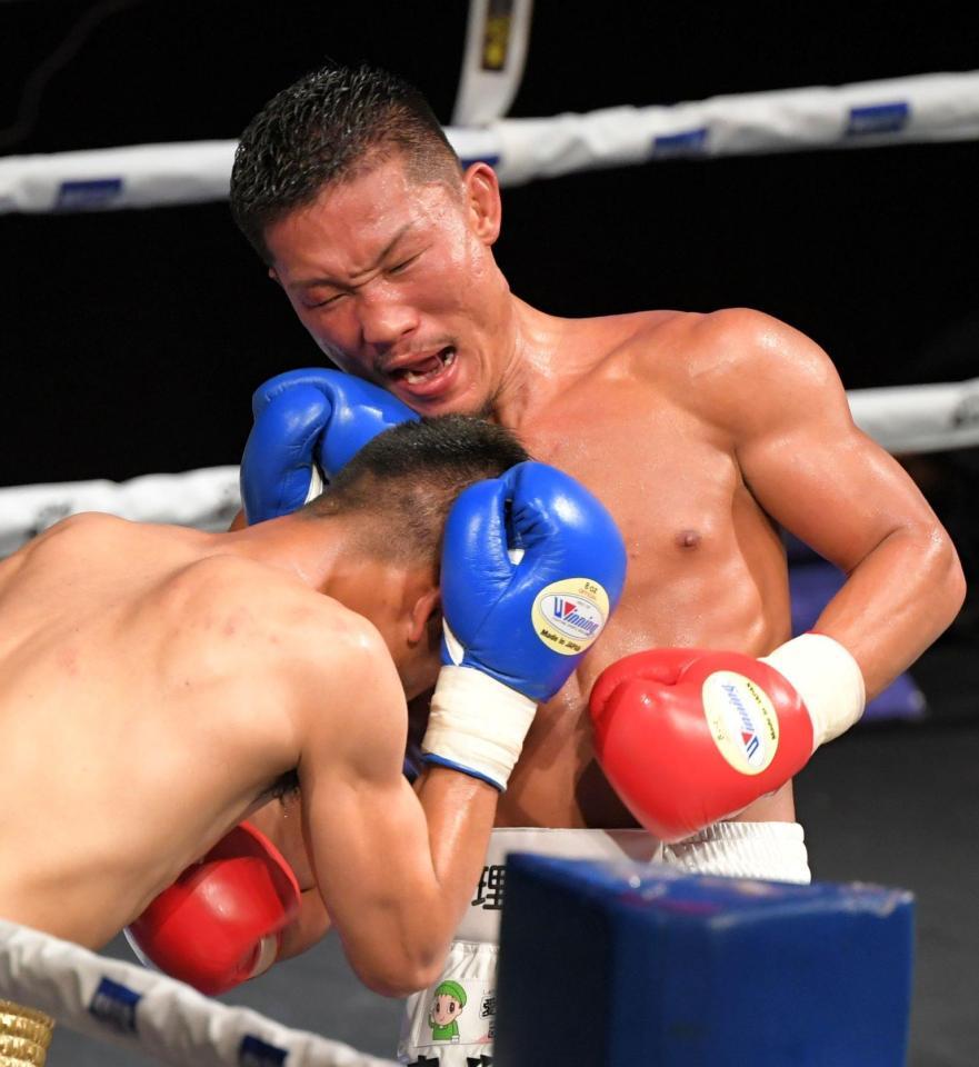 　４回、ベジータ石川を攻める福重浩輝（右）＝撮影・北村雅宏