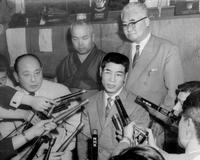 　引退会見で話す矢尾板貞雄さん。左隣は所属ジム会長＝１９６２年６月