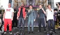 　「超ＲＩＺＩＮ」の会見に登場した（左から）ジジ、フロイド・メイウェザー、榊原信行ＣＥＯ、朝倉未来、皇治（撮影・伊藤笙子）