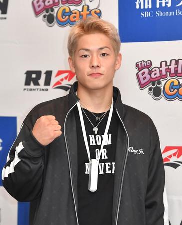 　会見後にポーズを決める三浦孝太（撮影・出月俊成）