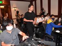 　大幅に遅れて会見場に入る朝倉未来（撮影・出月俊成）