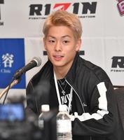 　会見で意気込みを語る三浦孝太（撮影・出月俊成）